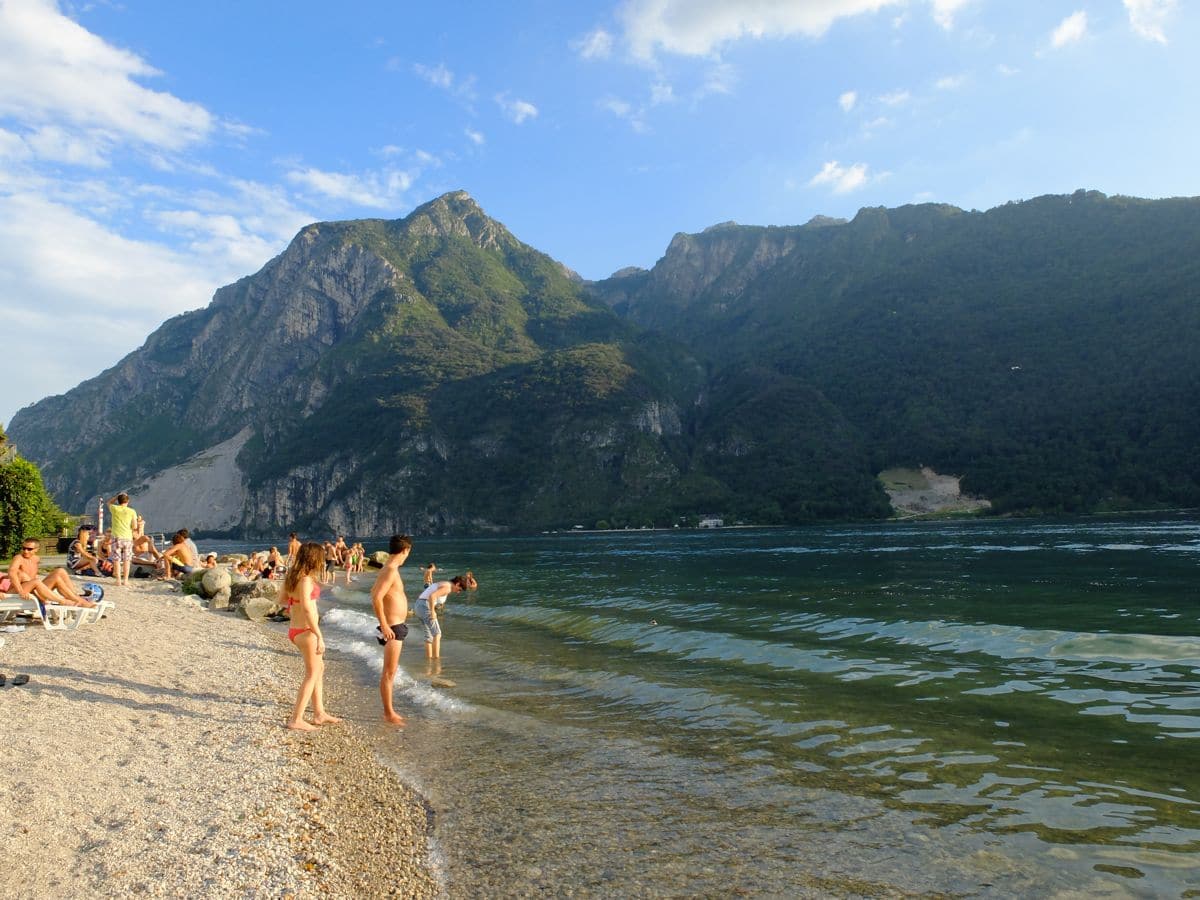 spiaggia del Parco Ulisse Guzzi ad Abbadia Lariana Lago di Como