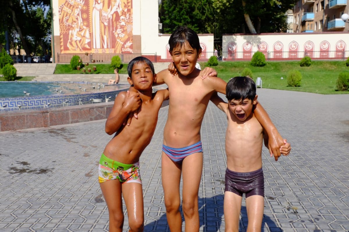 Bambini che fanno il bagno in una fontana di Samarcanda in Uzbekistan