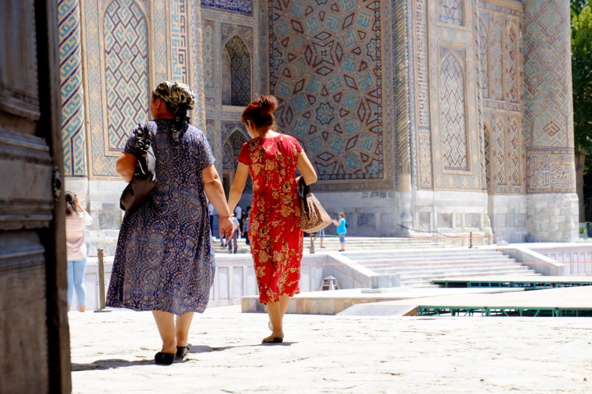 donne  a passeggio nel Regista di Samarcanda in Uzbekistan