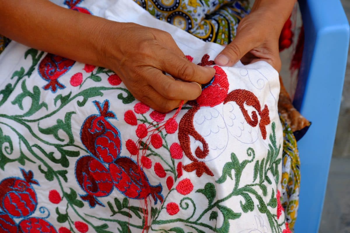 donna che ricama un tipico suzani in Uzbekistan