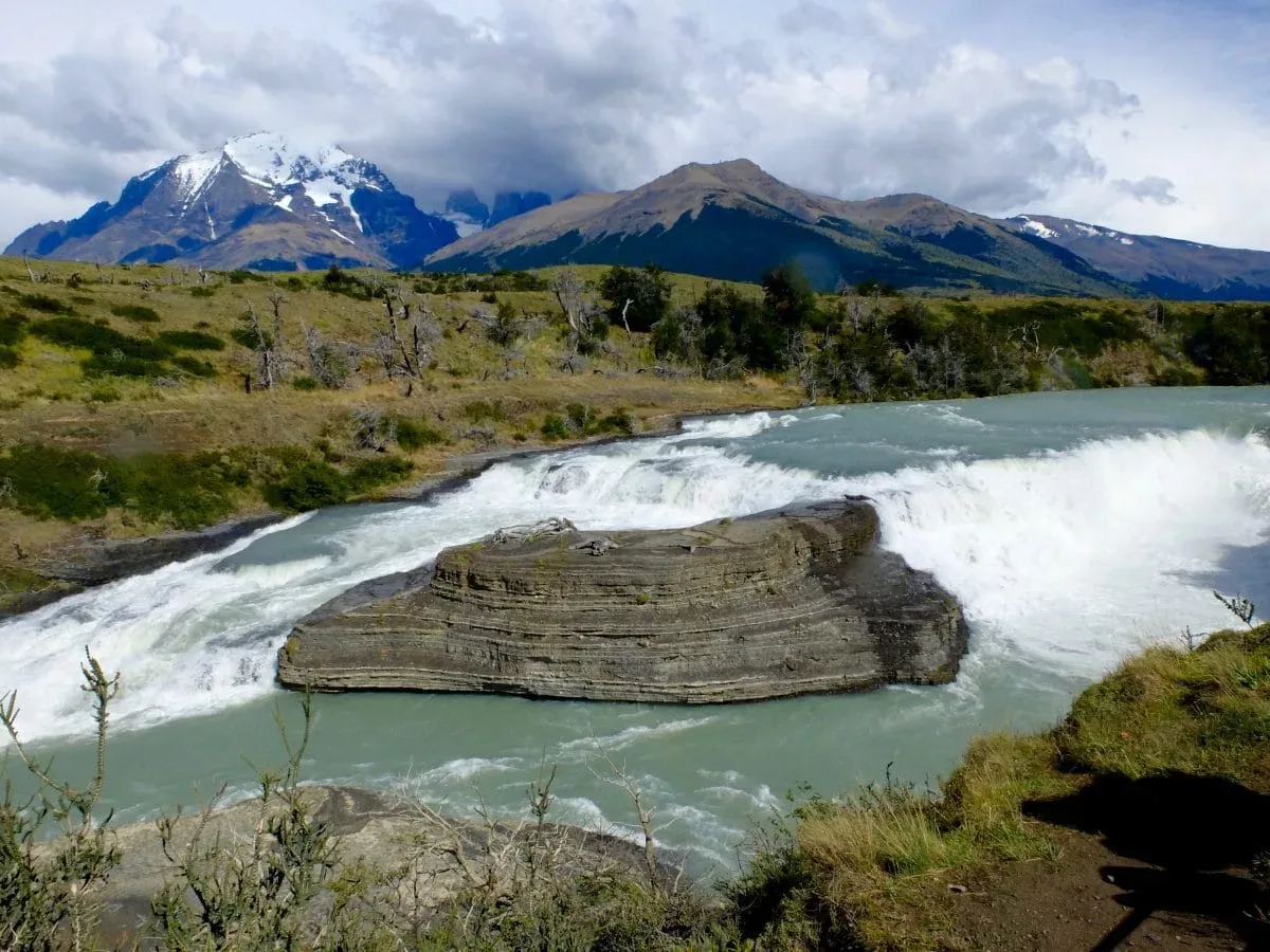 Cile del sud: cascata nel parco di Torres del paine