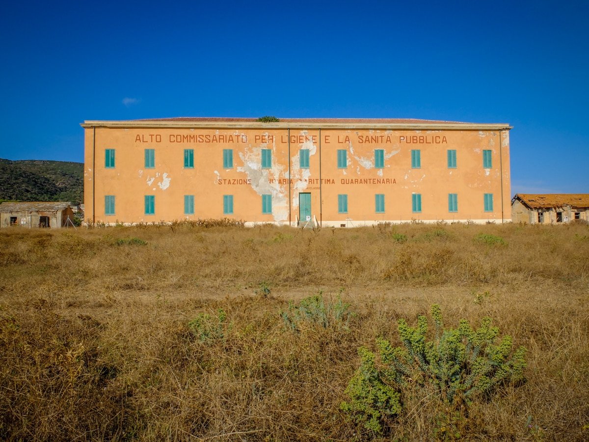 l'edificio che fungeva da lazzaretto per la quarantena dei malati di tubercolosi sull'Asinara