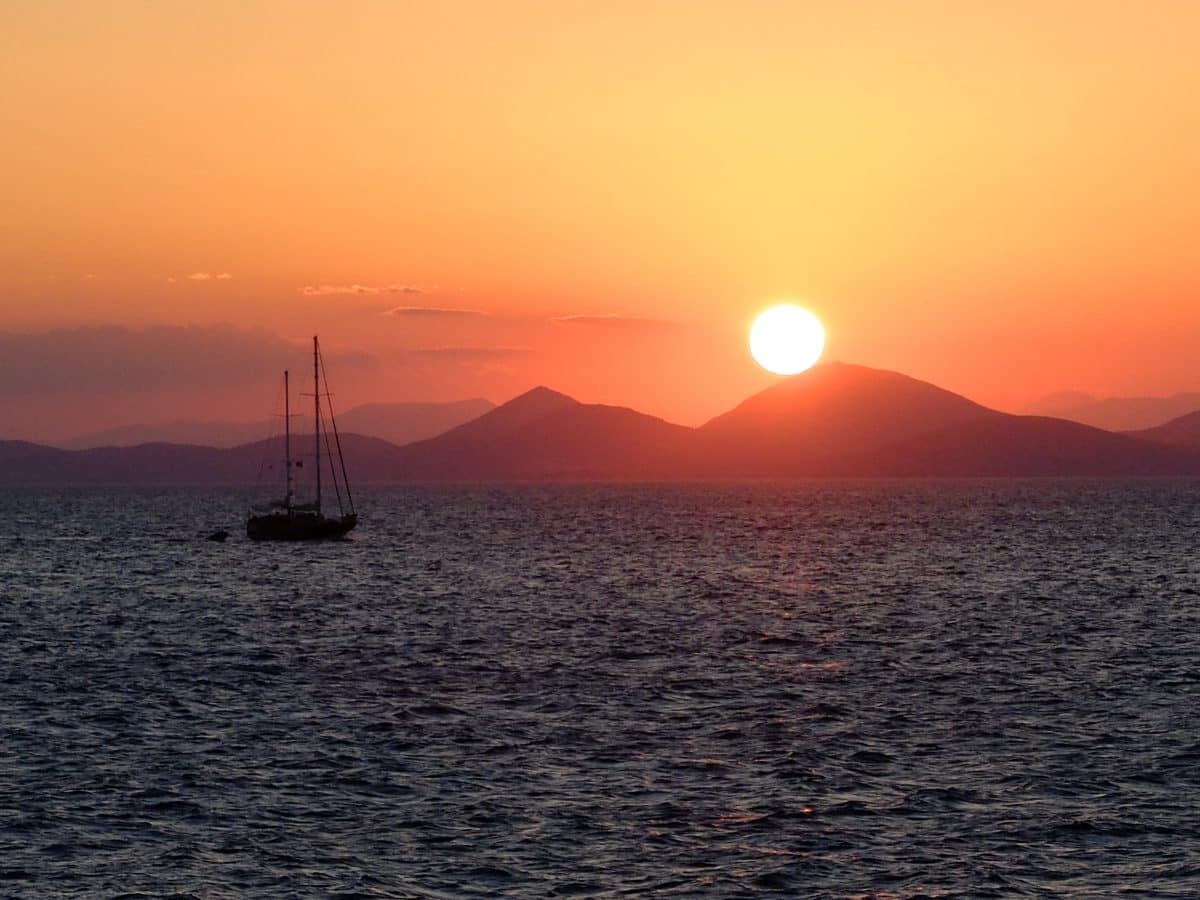 Isole della Grecia- tramonto sul mare a Hydra