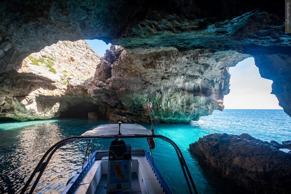 una barca in una grotta di Marettimo