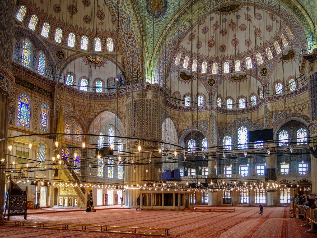 la magnifica sala interna della Moschea Blu di Istanbul
