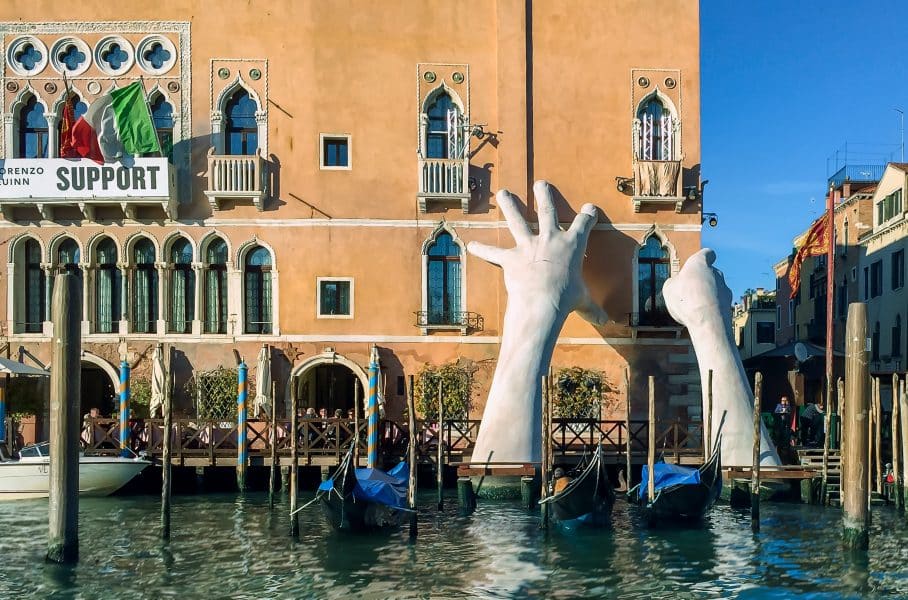 Scultura sul canal Grande a Venezia