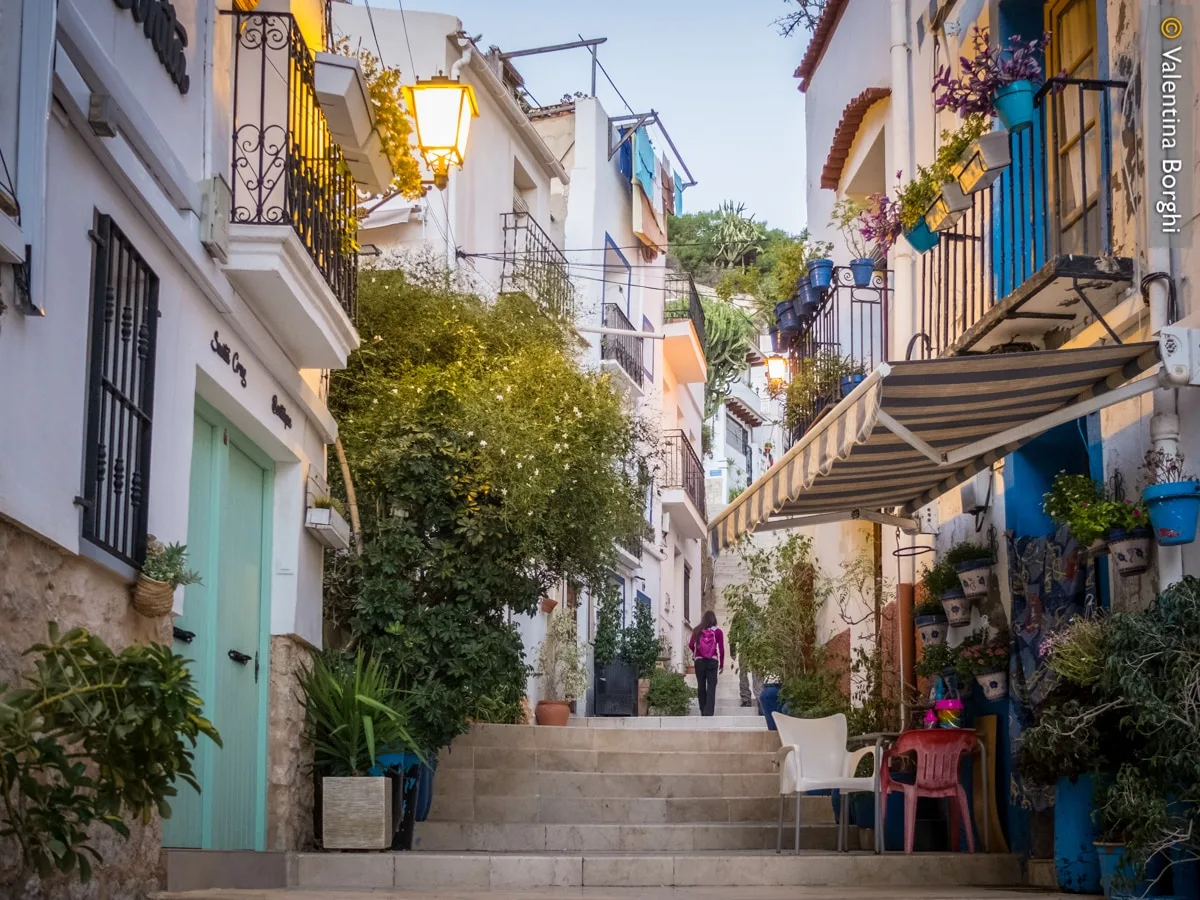 stradina nel centro di Alicante, Spagna