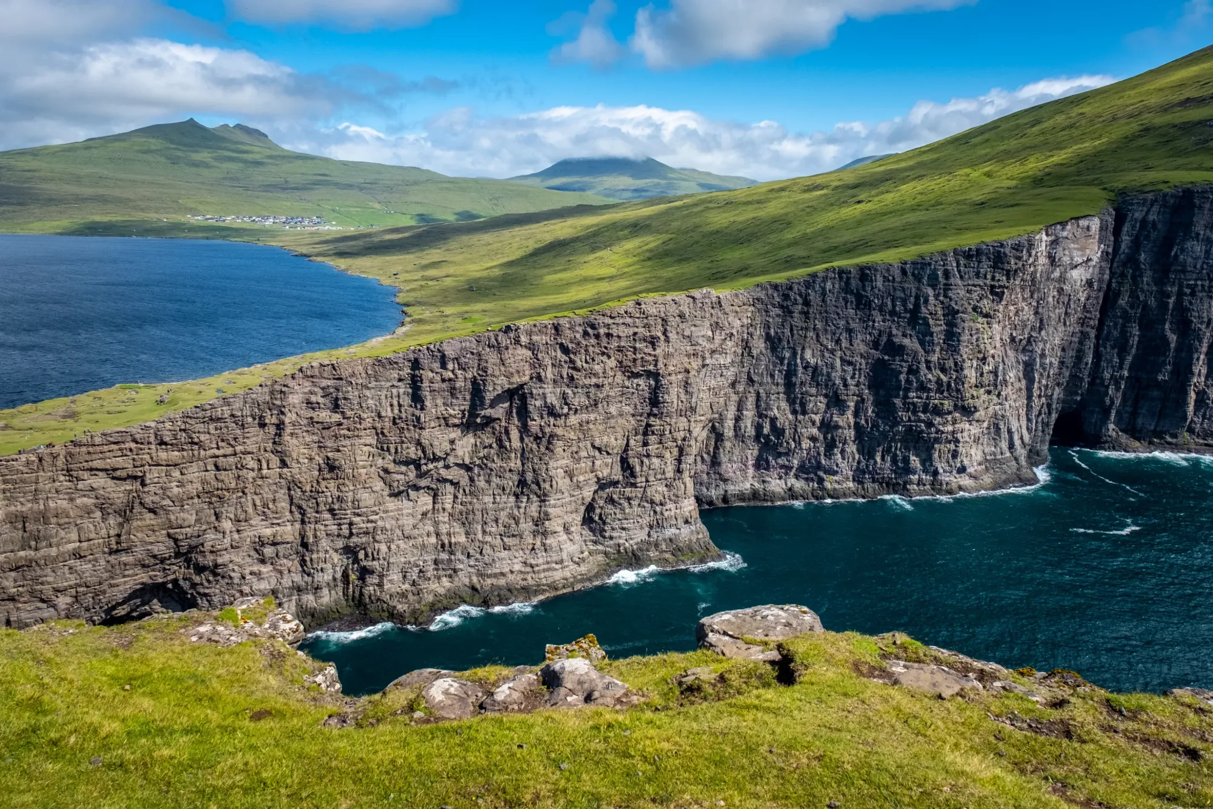 il lago sospeso sulle isole Faroe