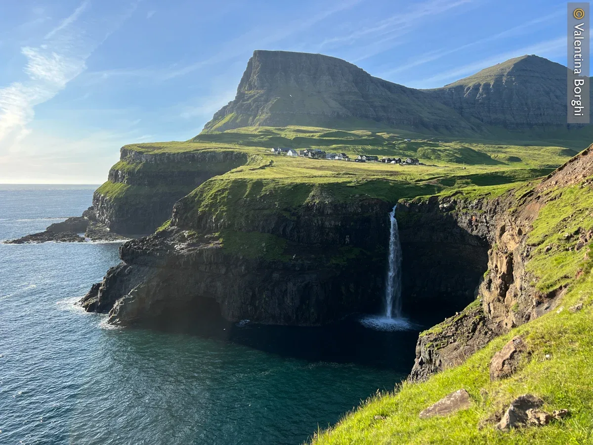 Viaggio alle isole Faroe - paesaggio con cascata
