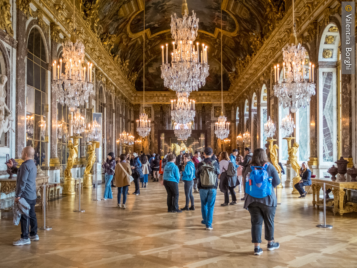 Il Salone degli Specchi nella reggia di Versailles