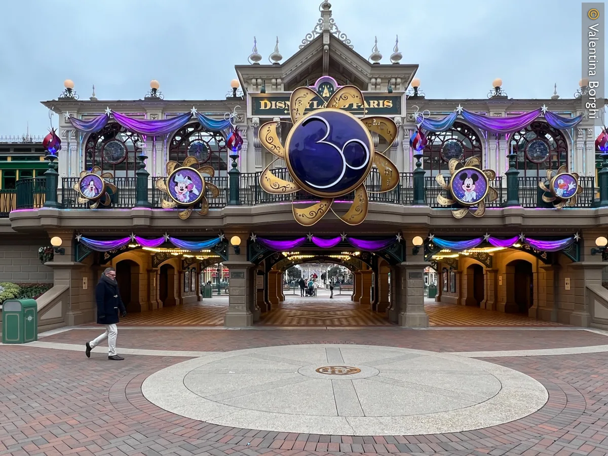 gli addobbi per il 30° anniversario di Disneyland Paris
