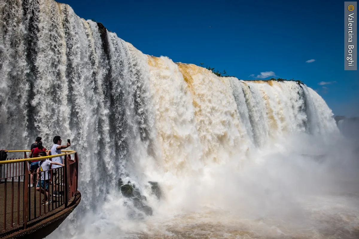 la potenza dell'acqua delle cascate di Iguazu