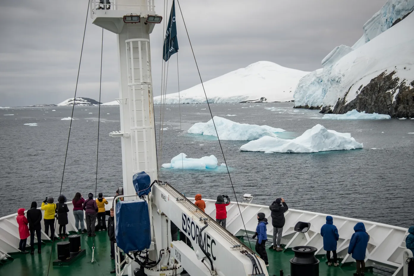 nave in navigazione  tra i ghiacci dell'Antartide 