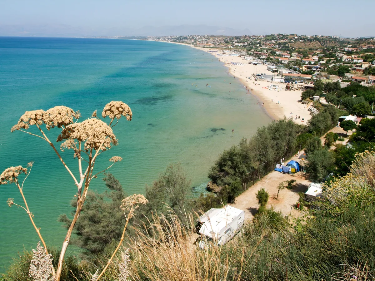 spiaggia lungo la costa di Castellammare del Golfo