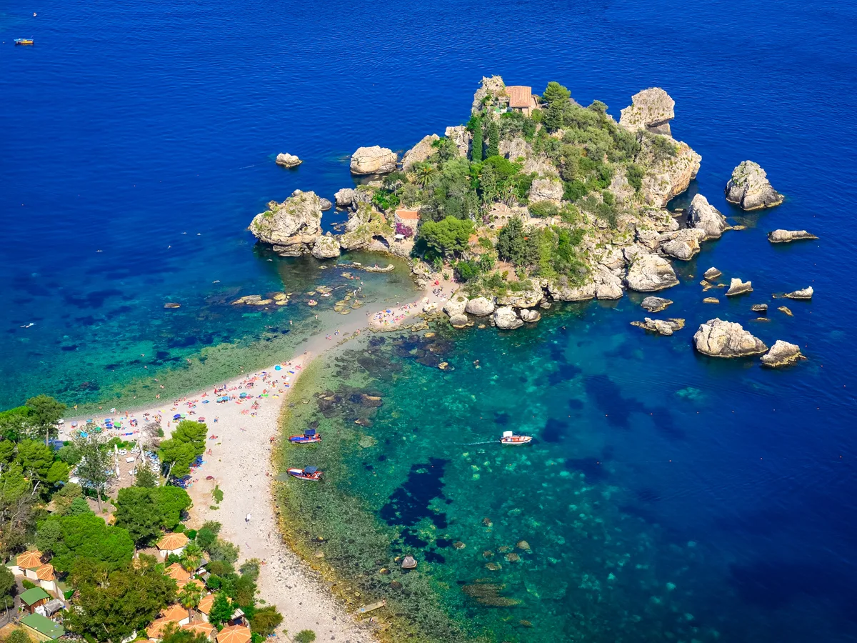 La spiaggia di Isola Bella, vicino Taormina, Sicilia Orientale