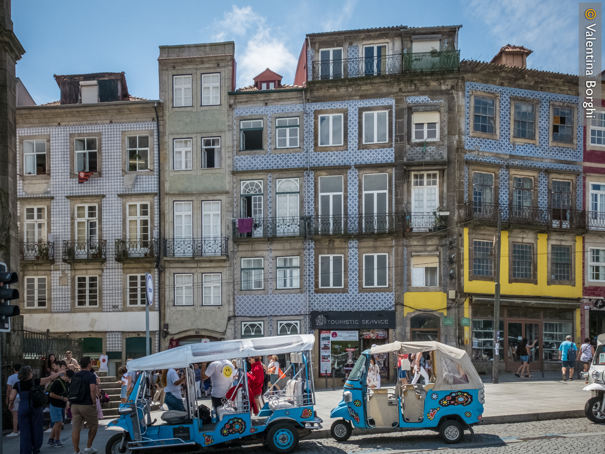case tradizionali davanti alla Torre dos Clerigos, Porto