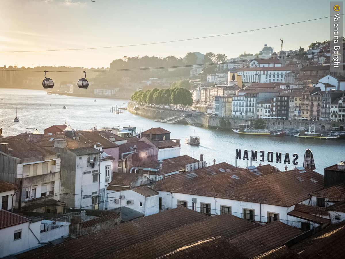 vista di Cais de Gaia con il teleferico, Porto