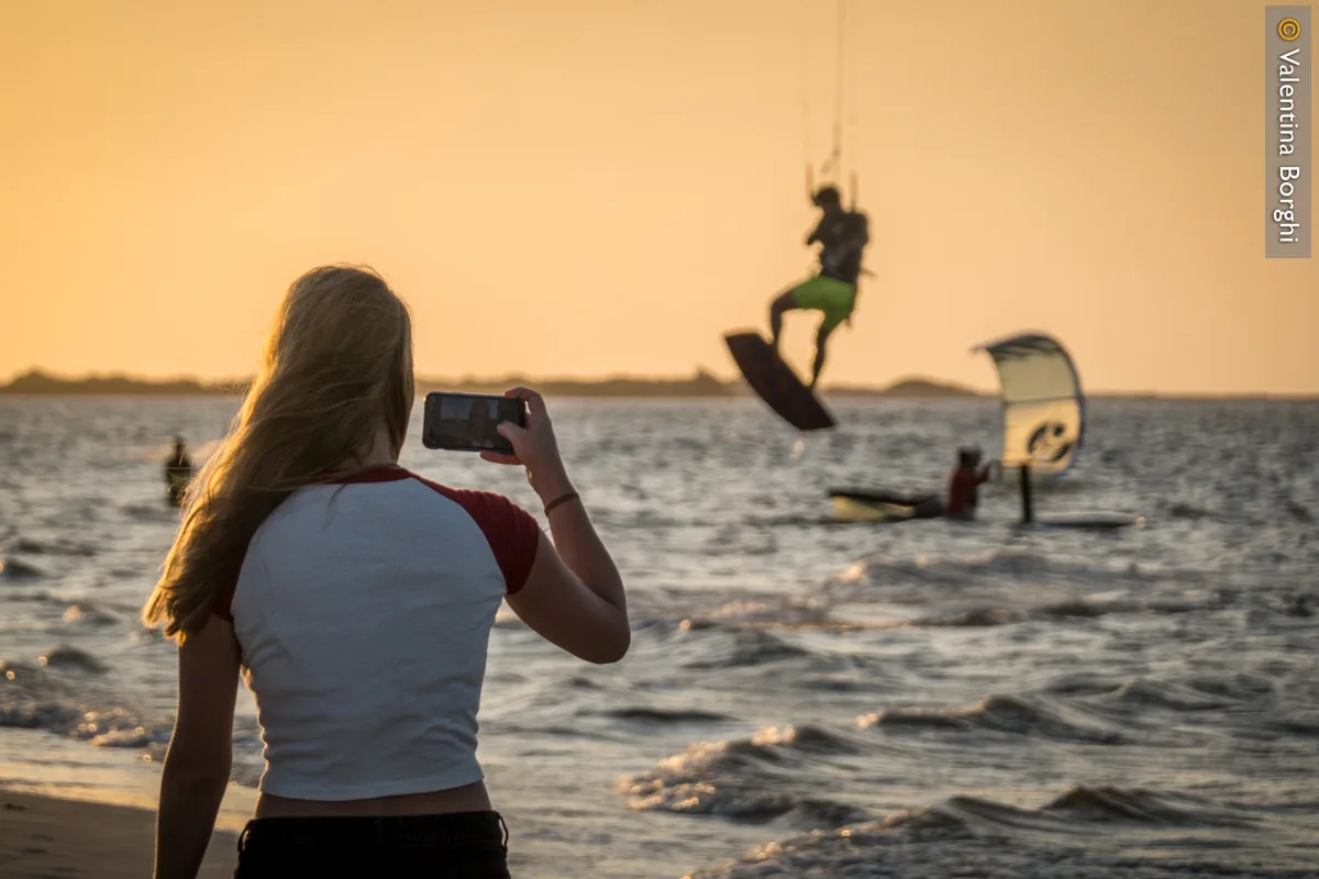 kitesurf al tramonto sulla spiaggia di Atins, Brasile