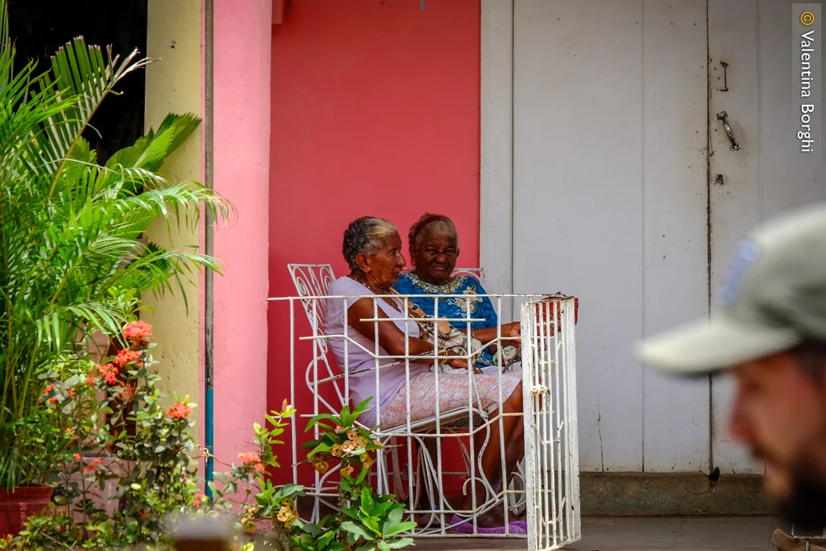 persone in veranda a Cuba