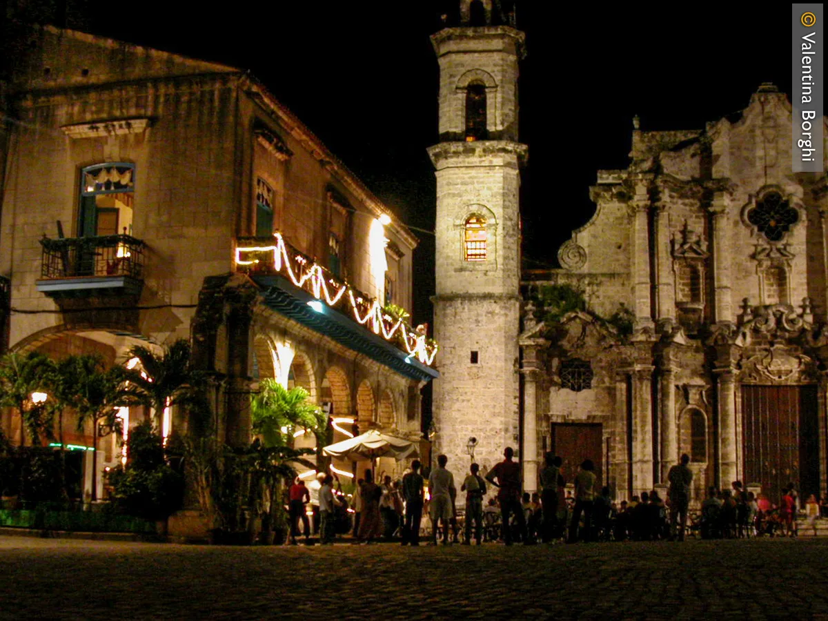 Plaza de la Catedral di sera, l'Havana, Cuba