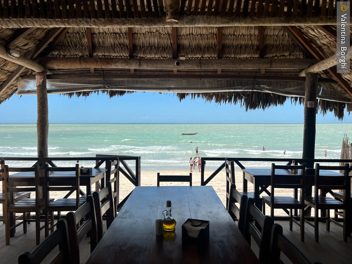 ristorante di pesce sulla spiaggia a Praia da Prea