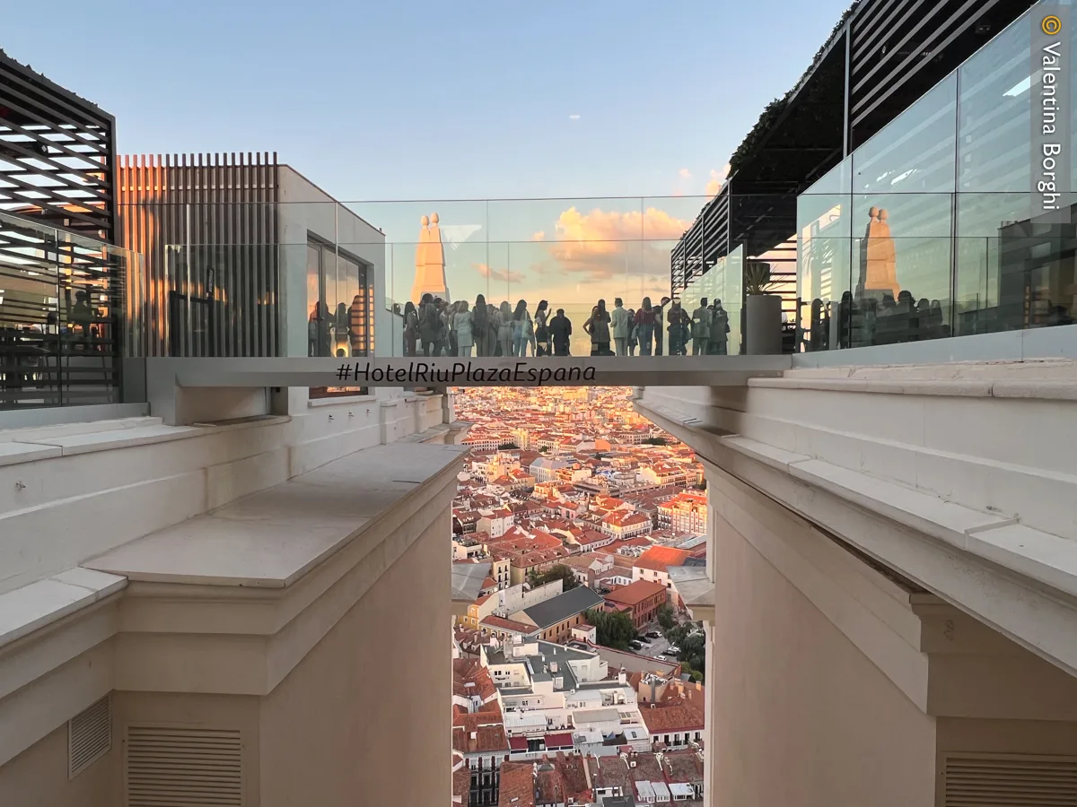 passerella sospesa al 360° Sky Bar nell'Hotel Riu di Madrid
