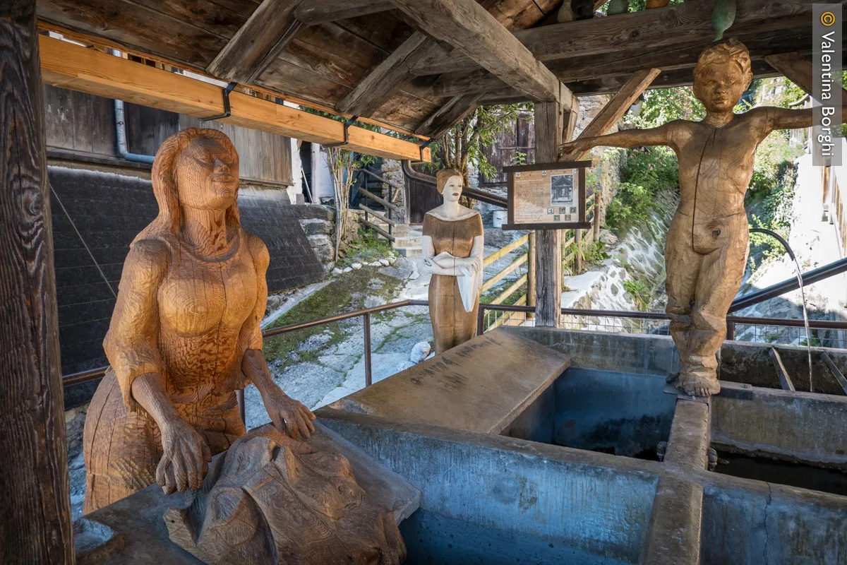 sculture nel villaggio di Costalta (Val Comelico)