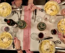 Tavolata con vari commensali