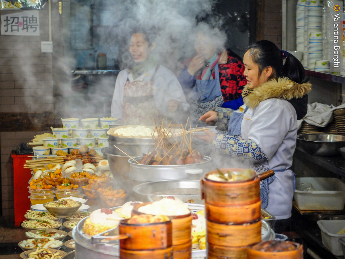 bancarelle di street food a Jinli Ancient Street, Chengdu