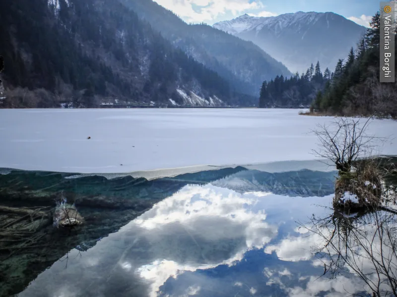 lago ghiacciato nel Parco Nazionale Jiuzhaigou, Sichuan, Cina