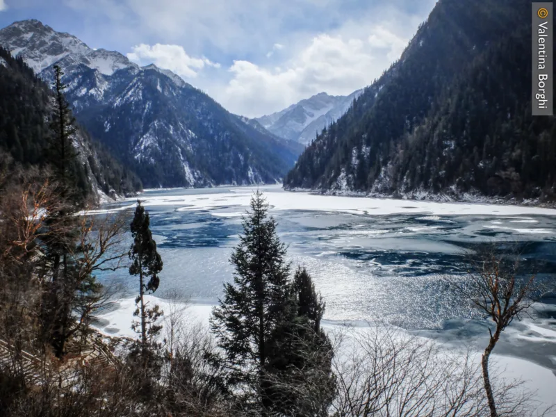 Lago ghiacciato nel Parco Nazionale Jiuzhaigou, Sichuan