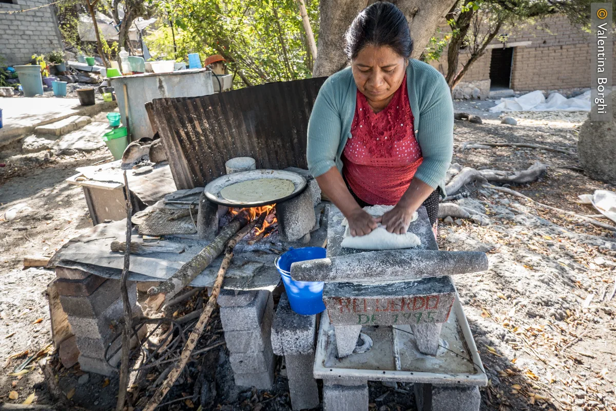 donna che prepara tortillas, Messico