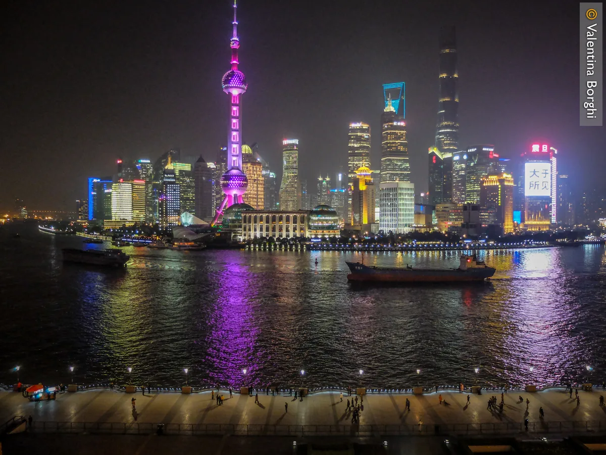 i grattacieli di Pudong visti dal Bund di sera