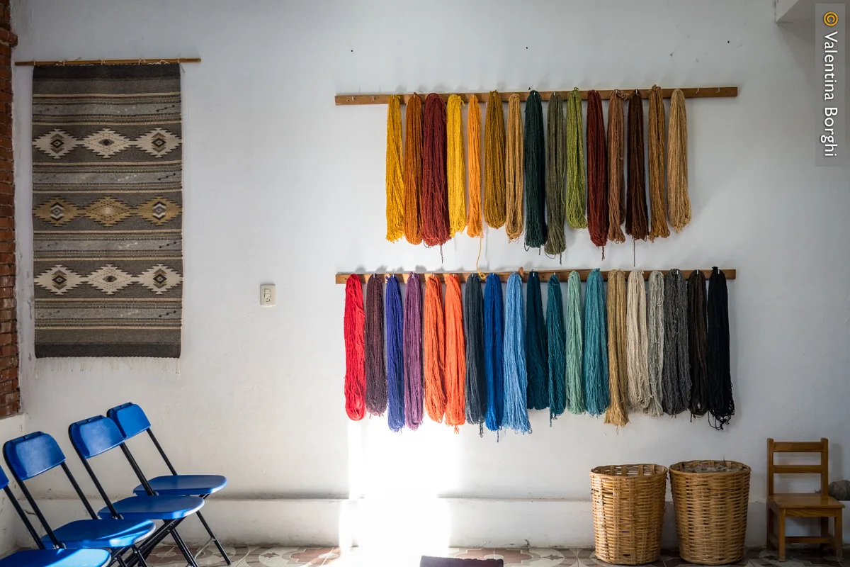 lana colorata per fare i tappeti a Teotitlán del Valle, Oaxaca