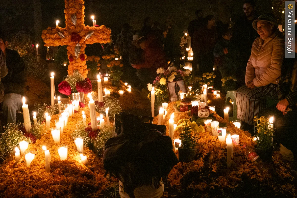 veglia per i Dias de los Muertos in un cimitero del Michoacan, Messico