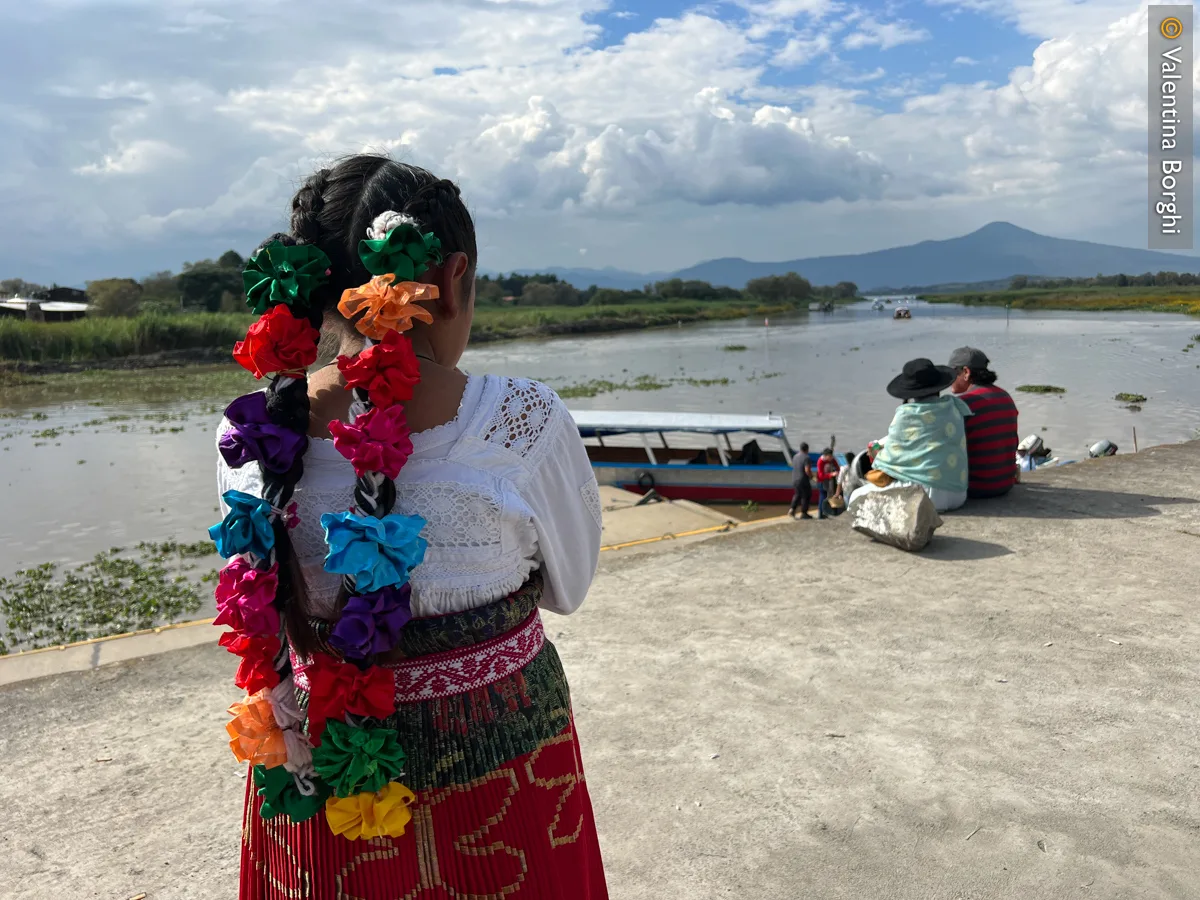 ragazza sul lago di Patzcuaro, Messico
