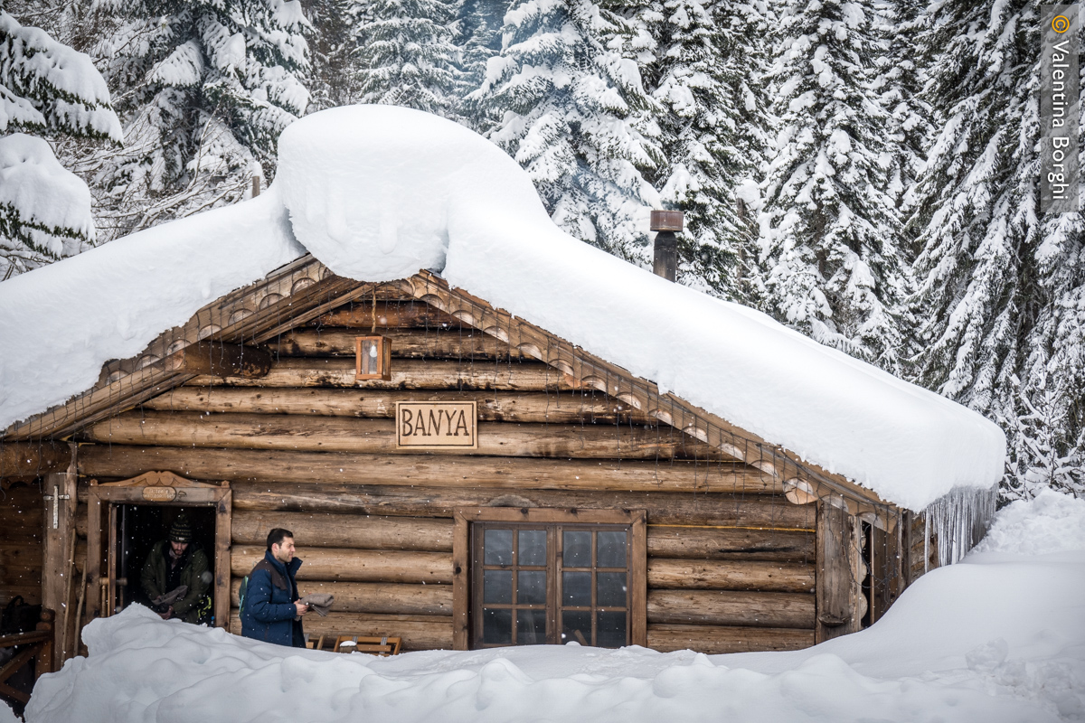 Sauna immersa nella neve a Mestia, Svaneti, Georgia