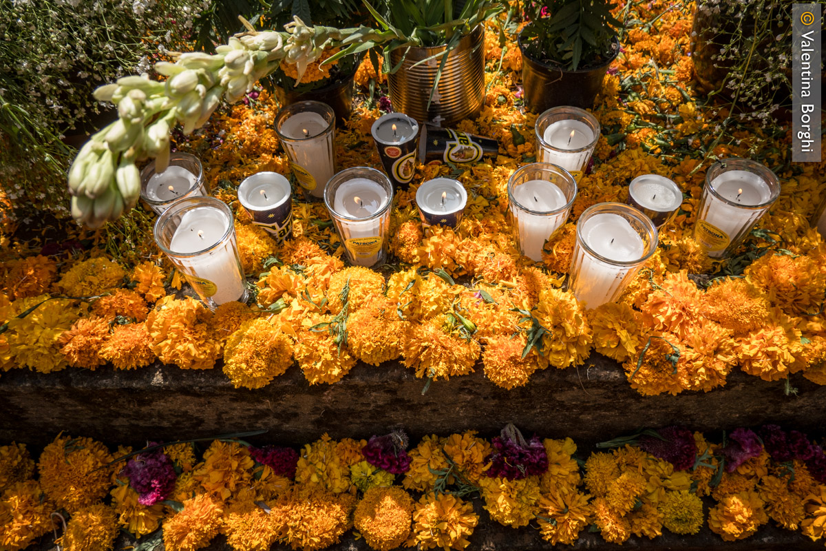 calendule e candele ricoprono un altare del Dia de los Muertos, Messico 