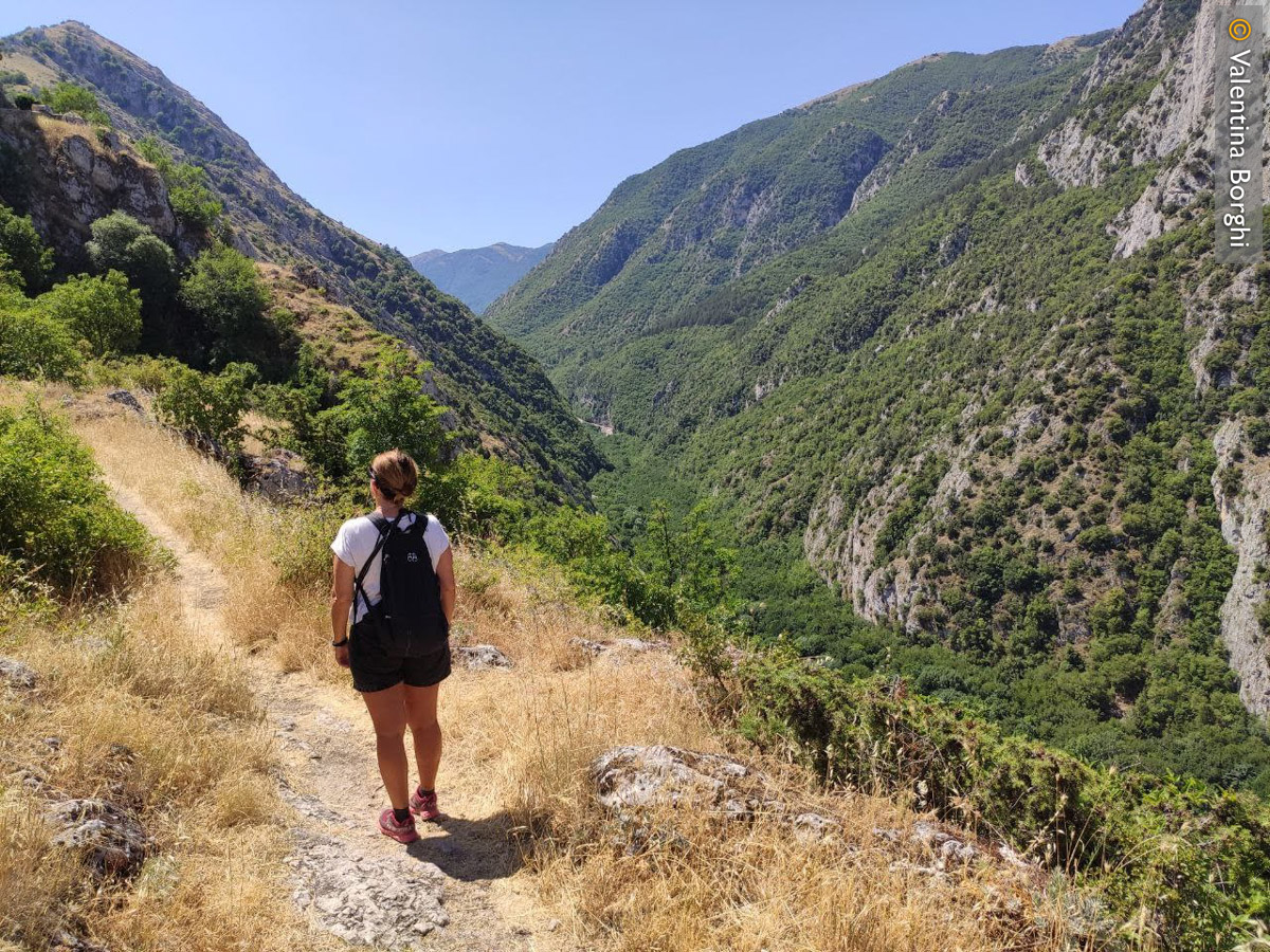 sentiero nella Riserva Naturale Gole del Sagittario, Abruzzo