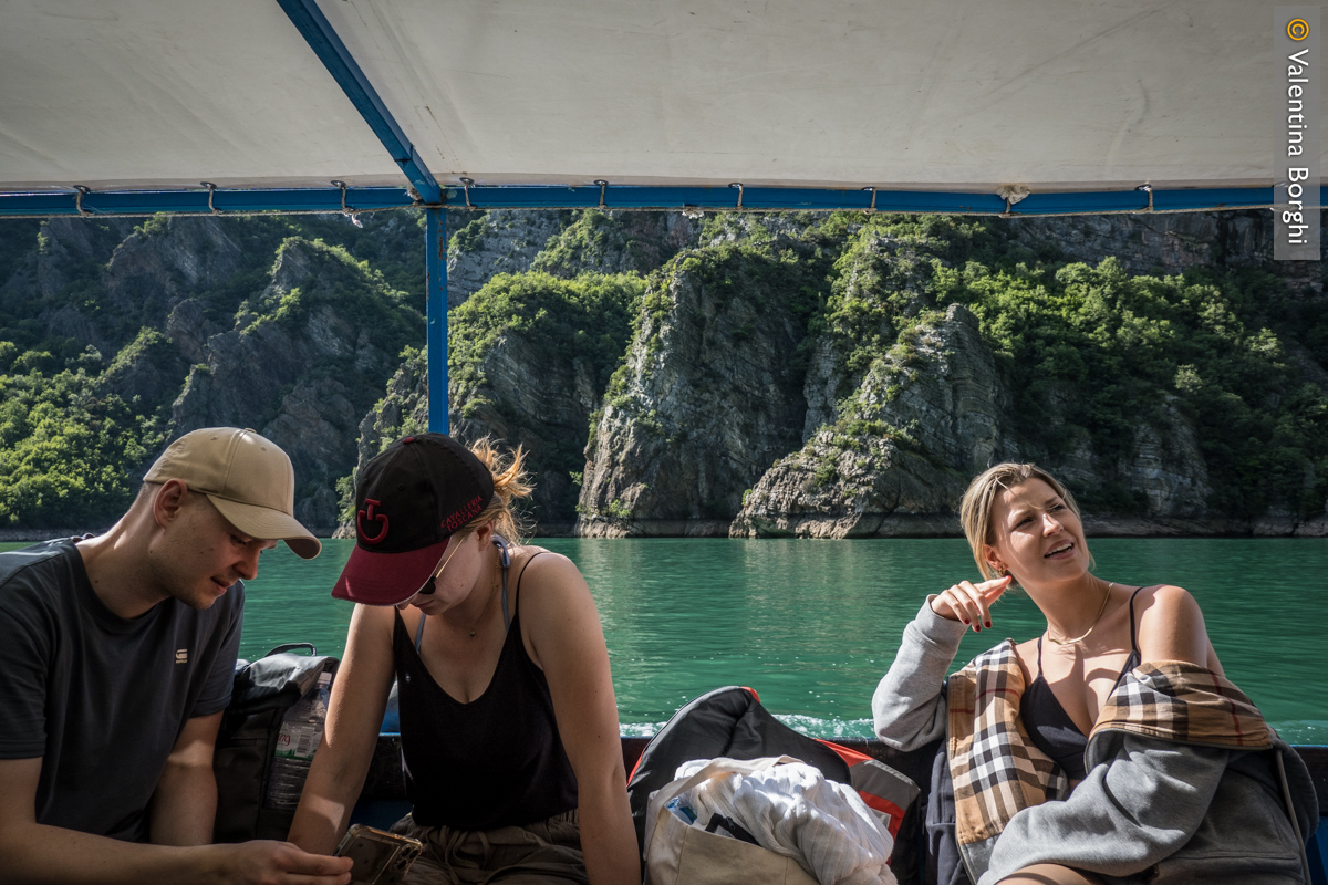 In barca sul Lago Koman, Albania