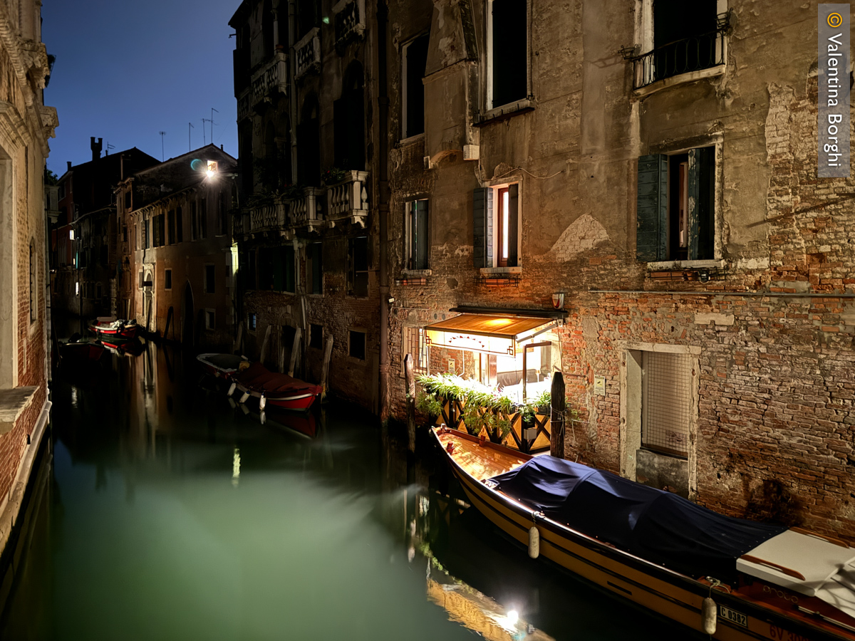 canale di Venezia illuminato di sera