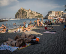 Spiaggia di Ischia Porto con il Castello Aragonese sullo sfondo