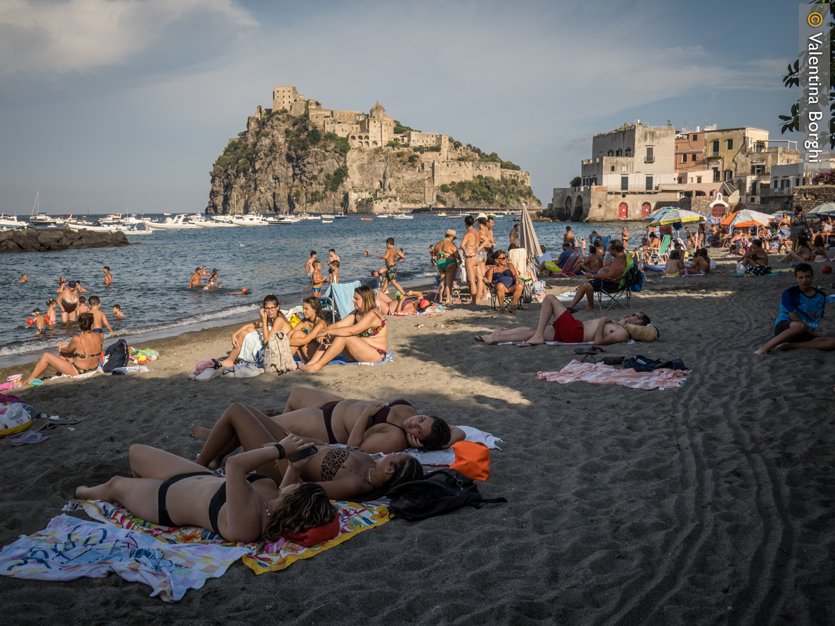 Spiaggia di Ischia Porto con il Castello Aragonese sullo sfondo