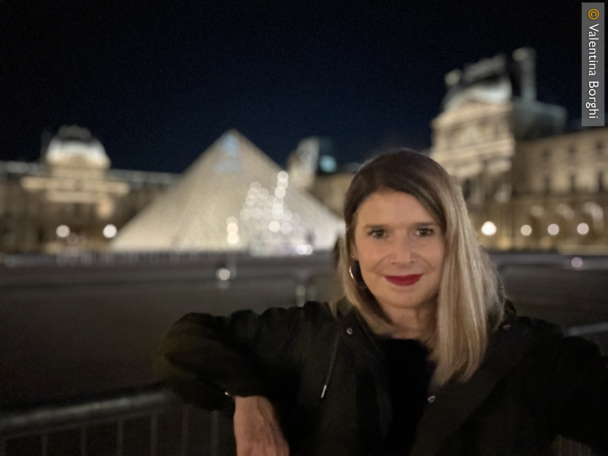 io davanti al Louvre