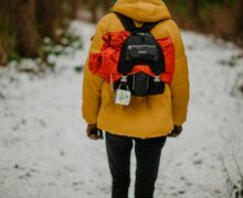 sulla neve con uno zaino da viaggio