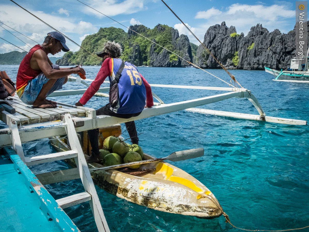 omini che vendono acqua e gelati a El Nido