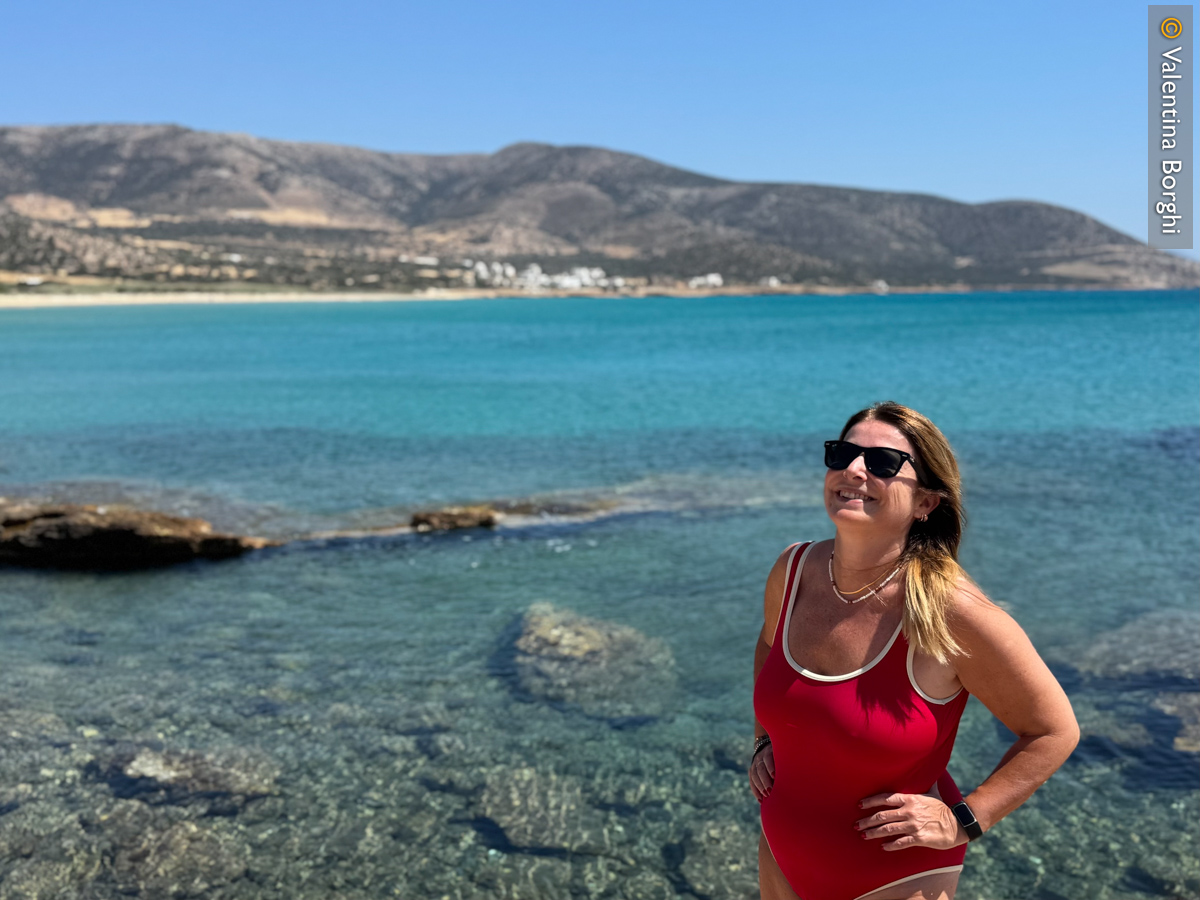 io con le acque trasparenti di Naxos sullo sfondo