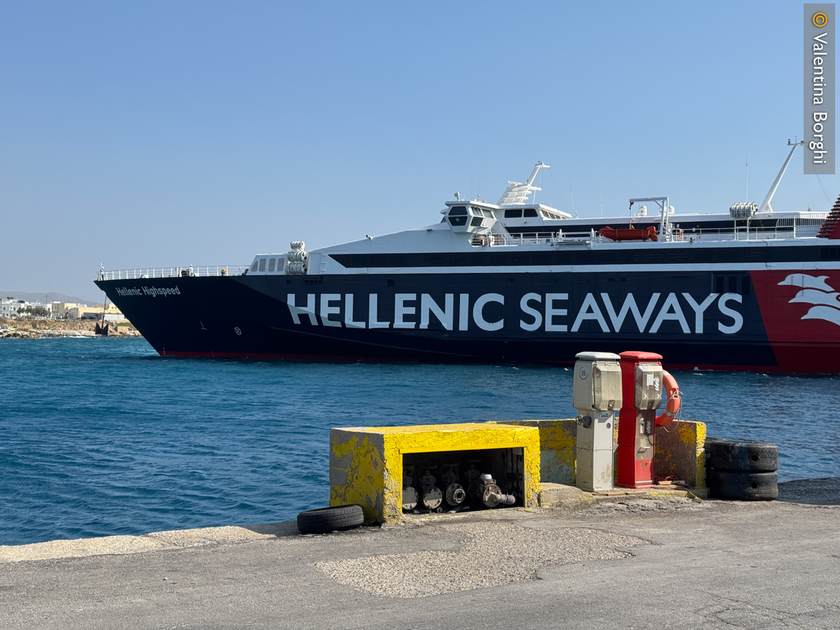 traghetto che collega Naxos al Pireo