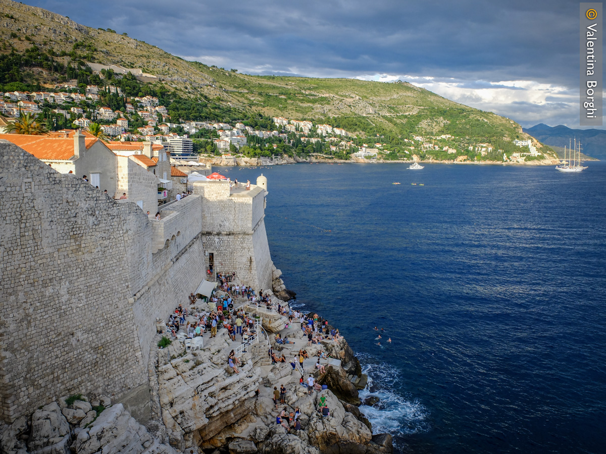 le mura del centro di Dubrovnik e il Buza Bar