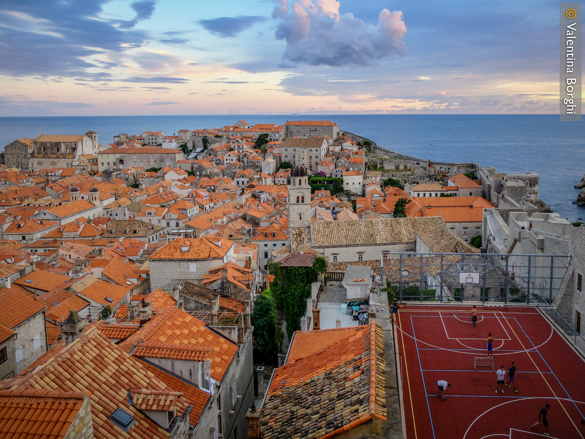 vista dalla camminata sulle mura di Dubrovnik, Croazia